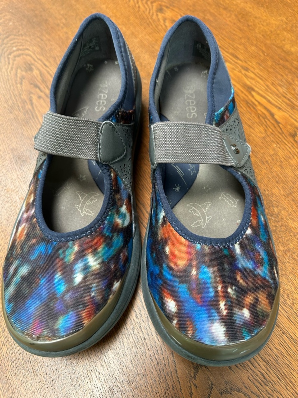 Womens BZEES comfort Shoes Multicolor Print, Sz 8. Padded insole. Stretch instep